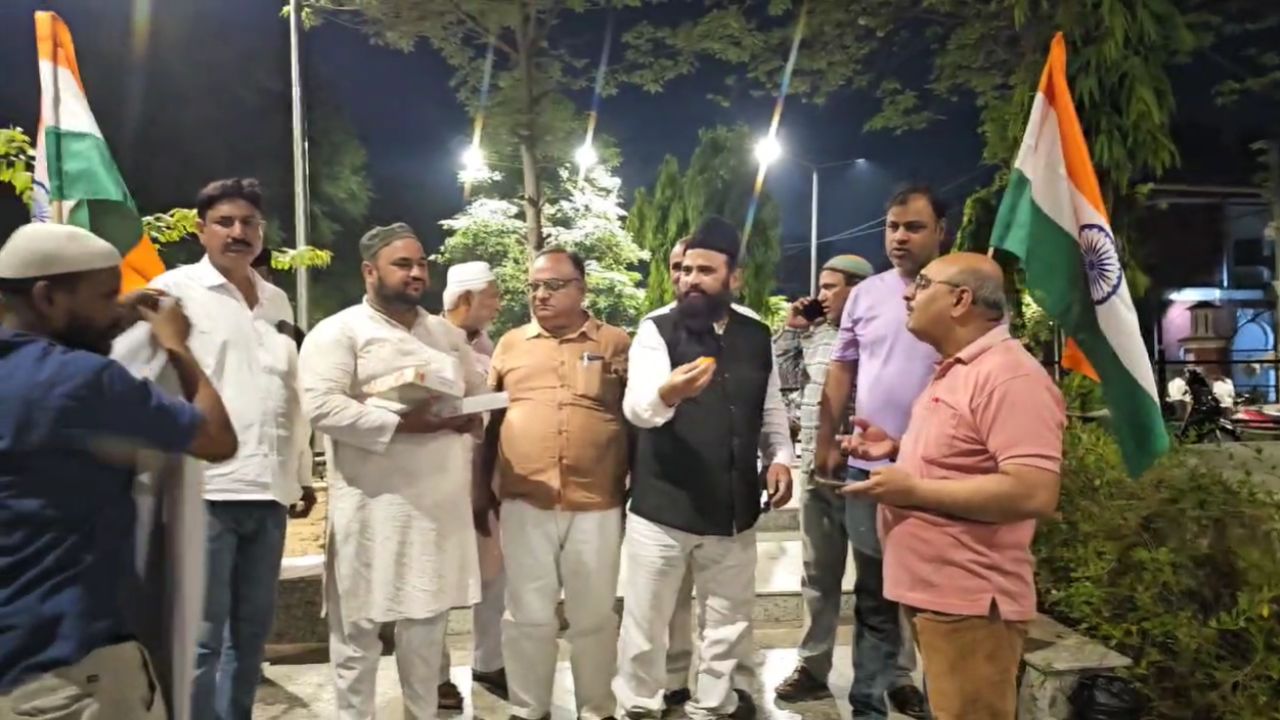 Aligarh News: ऑपरेशन सिंदूर की सफलता पर अलीगढ़ में जश्न, समाजसेवियों ने मिलकर मनाया जश्न