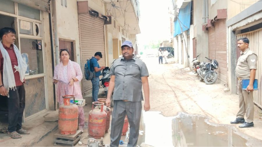 Chandauli News: मुगलसराय में अवैध गैस रिफिलिंग का भंडाफोड़, विक्रेता के खिलाफ FIR दर्ज