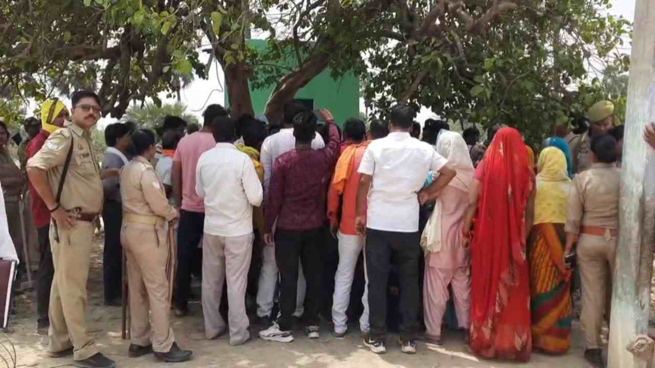 चंदौली में बड़ा बवाल, जमीन अधिग्रहण करने पहुंची प्रशासनिक टीम को ग्रामीणों ने खदेड़ा चंदौली में बड़ा बवाल, जमीन अधिग्रहण करने पहुंची प्रशासनिक टीम को ग्रामीणों ने खदेड़ा