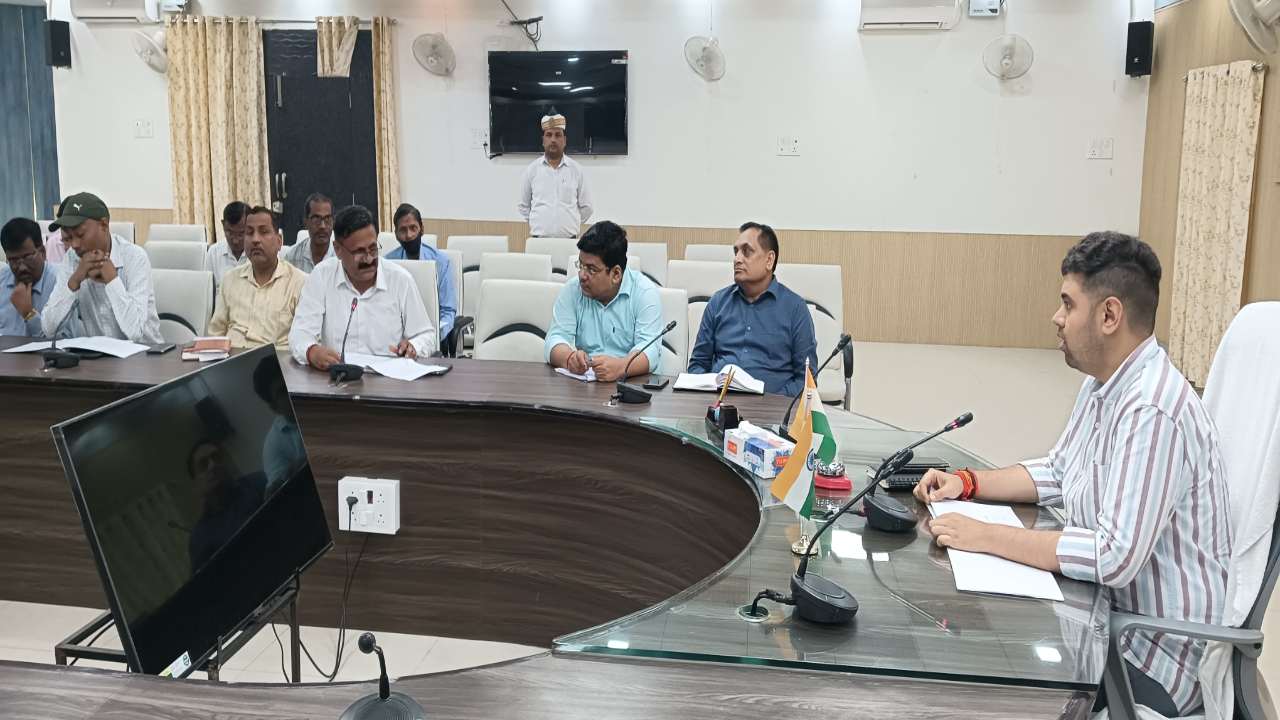 महराजगंज: खाद्य सुरक्षा और औषधि विभाग की समीक्षा बैठक में डीएम के बड़े निर्देश, बार्डर एरिया में दुकानदारों को करना होगा ये काम