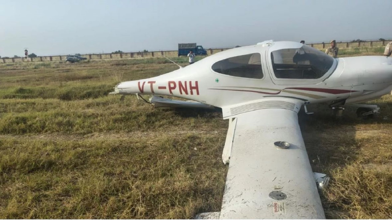 Aligarh Aircraft Crash: अलीगढ़ में एयरक्राफ्ट क्रैश, लैंडिंग के दौरान हुआ हादसा