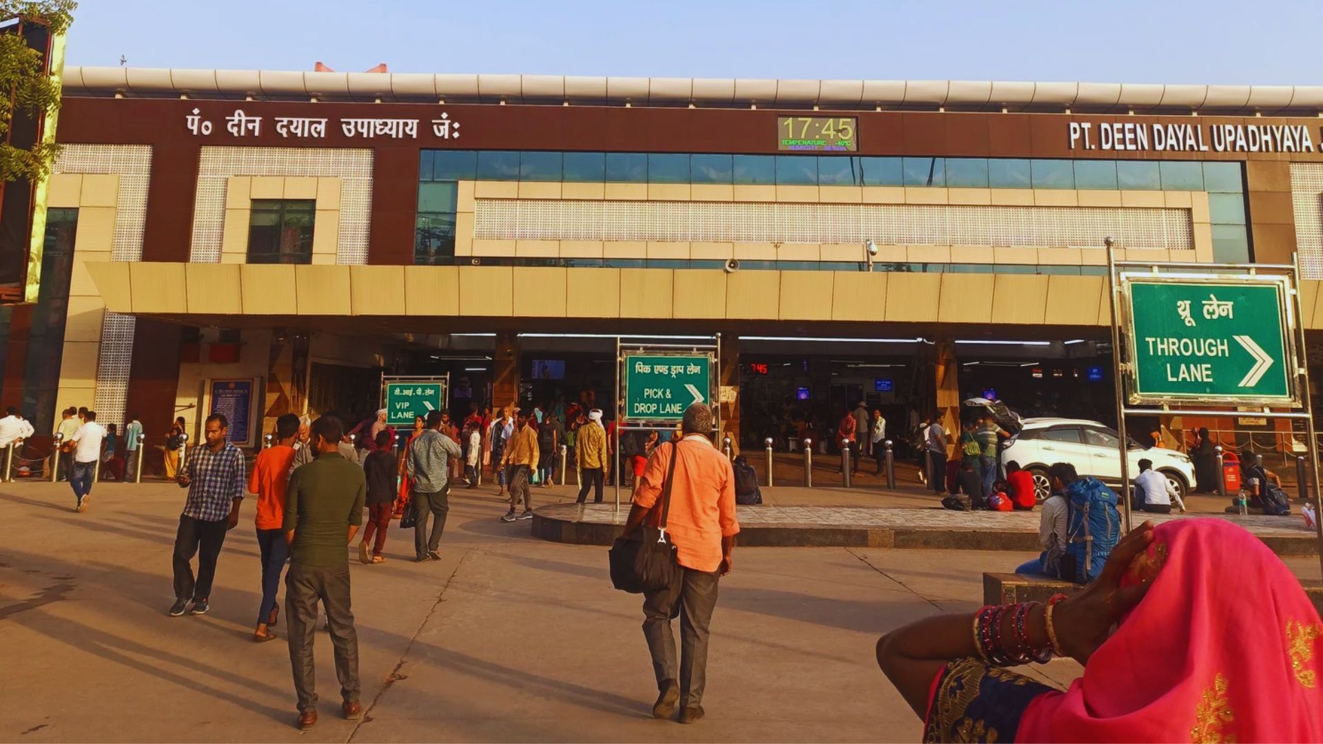 Varanasi News: दिल्ली से इलाज कराकर लौट रही युवती की ट्रेन में मौत, DDU स्टेशन पर मिला शव