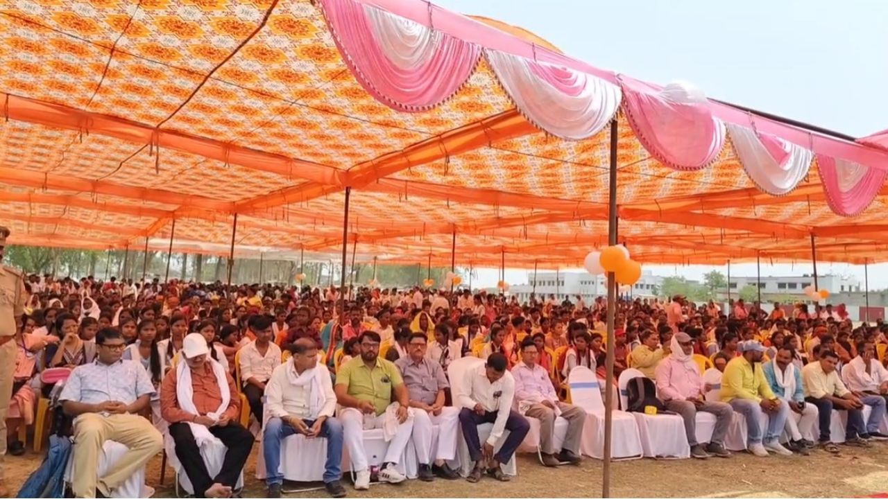 Sonbhadra News: साइकिल वितरण कार्यक्रम में बच्चों की बेहतरी के बजाय प्रशासन ने दिखाई लापरवाही Sonbhadra News: साइकिल वितरण कार्यक्रम में बच्चों की बेहतरी के बजाय प्रशासन ने दिखाई लापरवाही