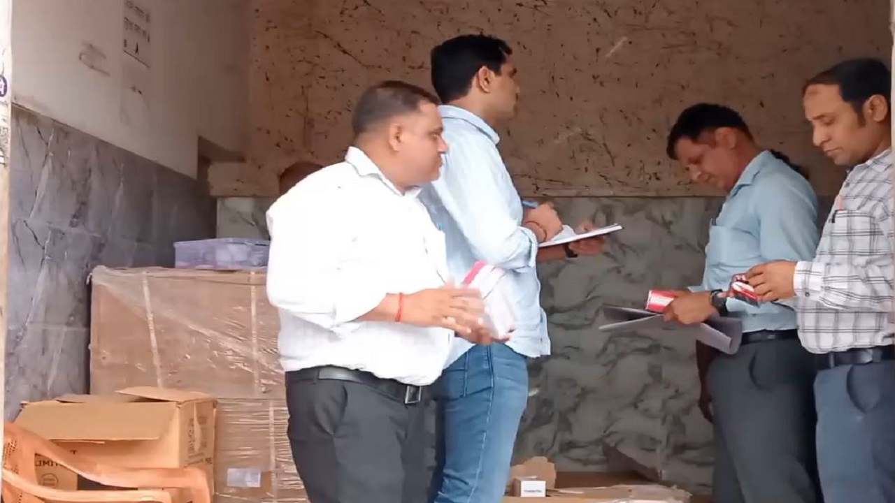 Agra Raid: दवाओं के गोदाम पर ड्रग विभाग की छापेमारी, 40 लाख रुपये की दवाएं बरामद
