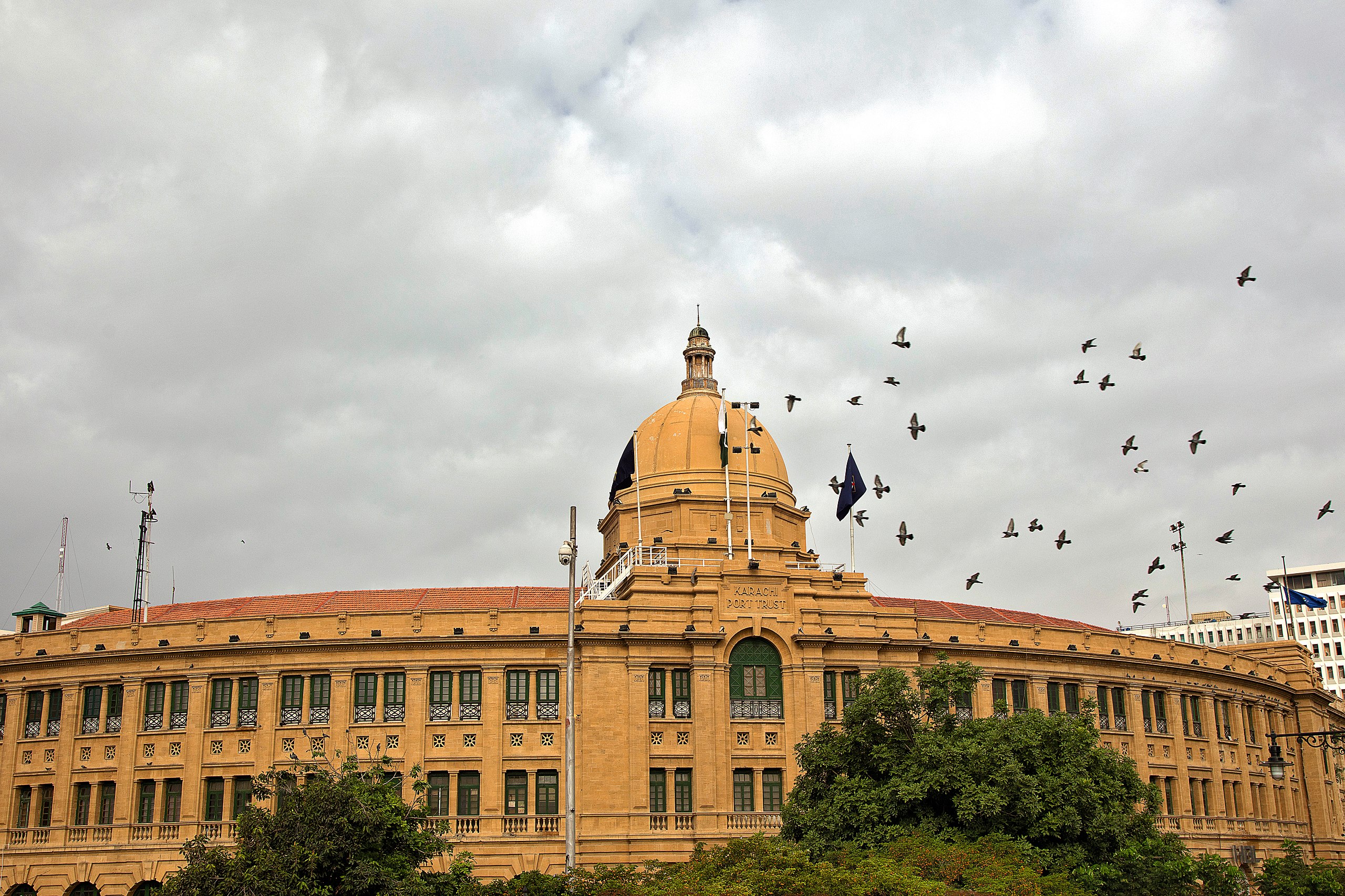 भारत-पाकिस्तान सैन्य तनाव में बड़ा मोड़: भारतीय नौसेना ने कराची पोर्ट पर किया हमला, पोर्ट तबाह