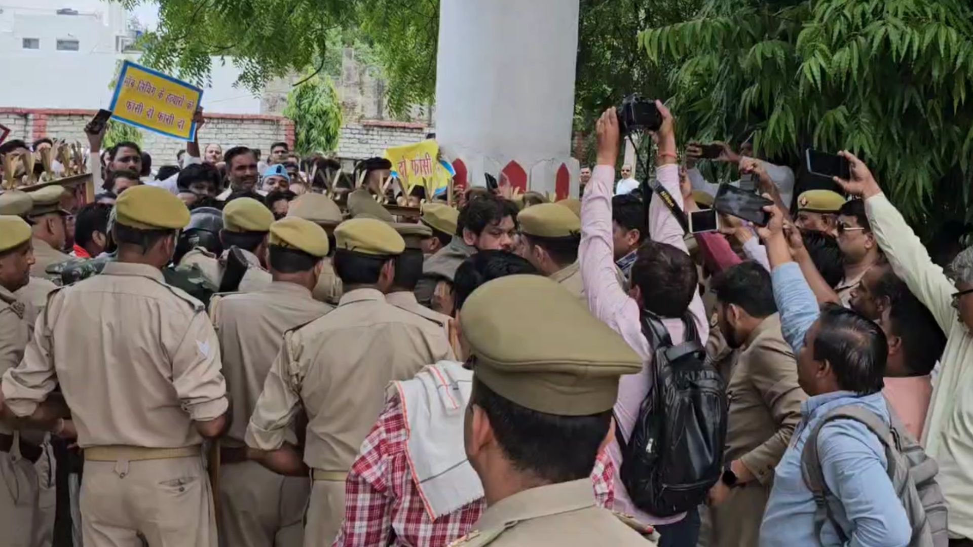 Aligarh News: एसएसपी कार्यालय पर सपा, कांग्रेस और AIMIM कार्यकर्ताओं का प्रदर्शन, जानें पूरा मामला