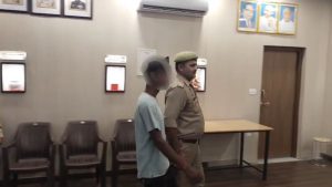 पुलिस के गिरफ्त में अभियुक्त (सोर्स- रिपोर्टर)