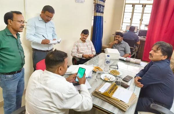 महराजगंज के चर्चित ARTO विनय कुमार की वापसी ने उठाए सवाल, अधूरे जांच के बावजूद भी संभाला पदभार महराजगंज के चर्चित ARTO विनय कुमार की वापसी ने उठाए सवाल, अधूरे जांच के बावजूद भी संभाला पदभार