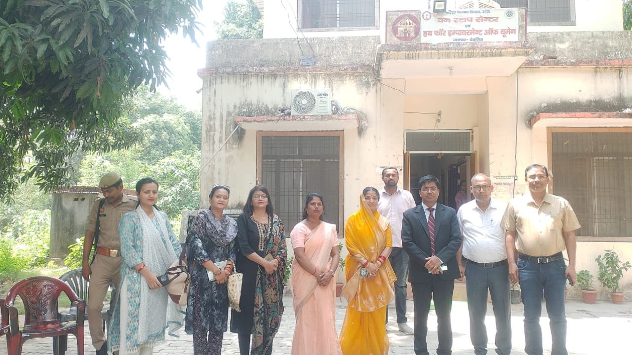 Deoria News: वन स्टॉप सेंटर देवरिया का औचक निरीक्षण, पीड़ित महिलाओं की सुरक्षा सुनिश्चित करने का निर्देश