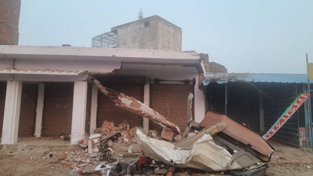 दुकानों और एक इमारत को भारी नुकसान