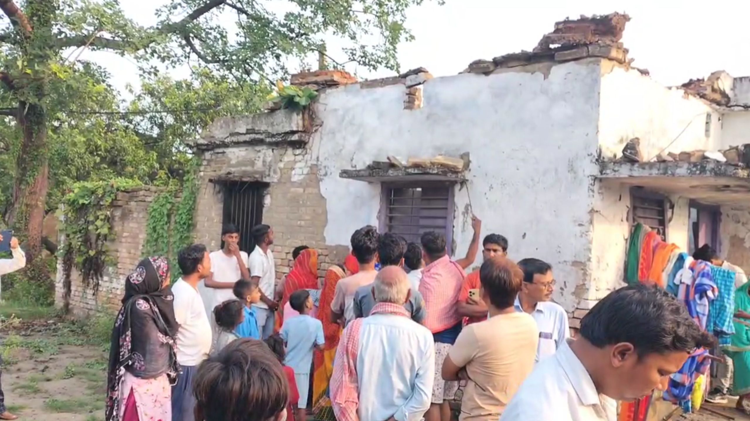 Bihar News: पीएचईडी के सरकारी भवन का गिरा छत, दबने से सुपरवाइजर की मौत