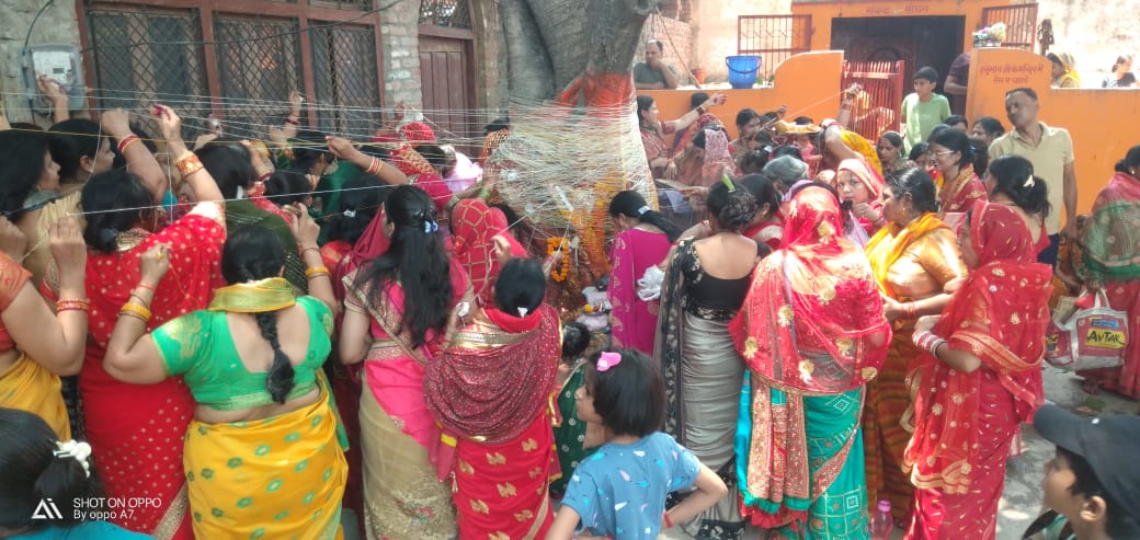 रायबरेली में वट सावित्री व्रत का उत्साह, सुहागिनों ने की पति की लंबी उम्र की कामना