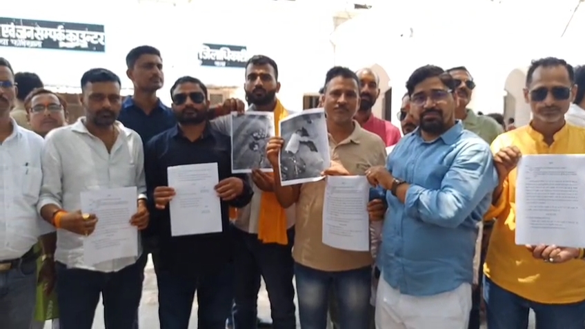 रायबरेली: ओवरलोडिंग डंपरों पर लगाम लगाने के लिये करणी सेना ने दिया ज्ञापन