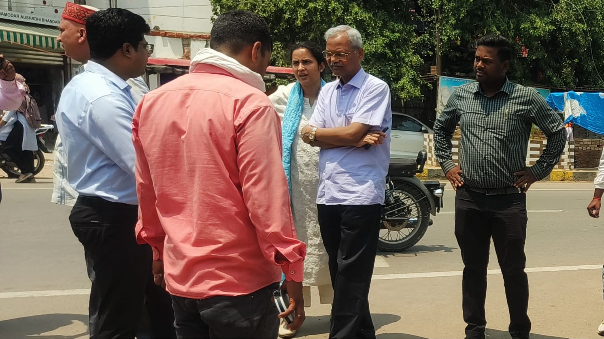 Maharajganj News: नेशनल हाईवे 730 निर्माण में हुई धांधली की खुली पोल,  जांच करने पहुंची NHAI की टीम