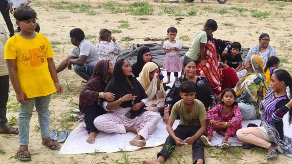 मेरठ में घटना स्थल पर मौजूद लापता युवकों के परिजन। (Source-Google)