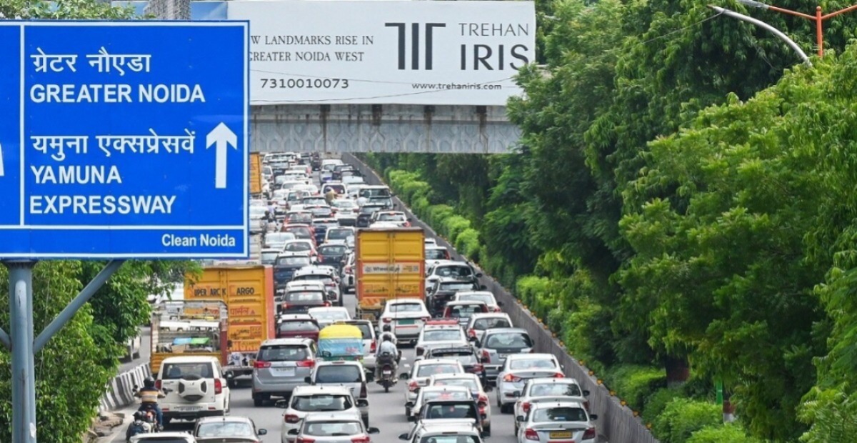 नोएडा एक्सप्रेसवे पर तेज रफ्तार कार ने बुजुर्ग दंपती को रौंदा, महिला की मौत और पति की हालत नाजुक