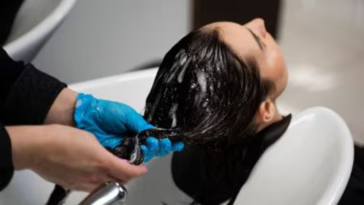 Natural Hair Dye: सफेद बालों को काला बनाने का असरदार तरीका है कॉफी, जानें कैसे करें इस्तेमाल