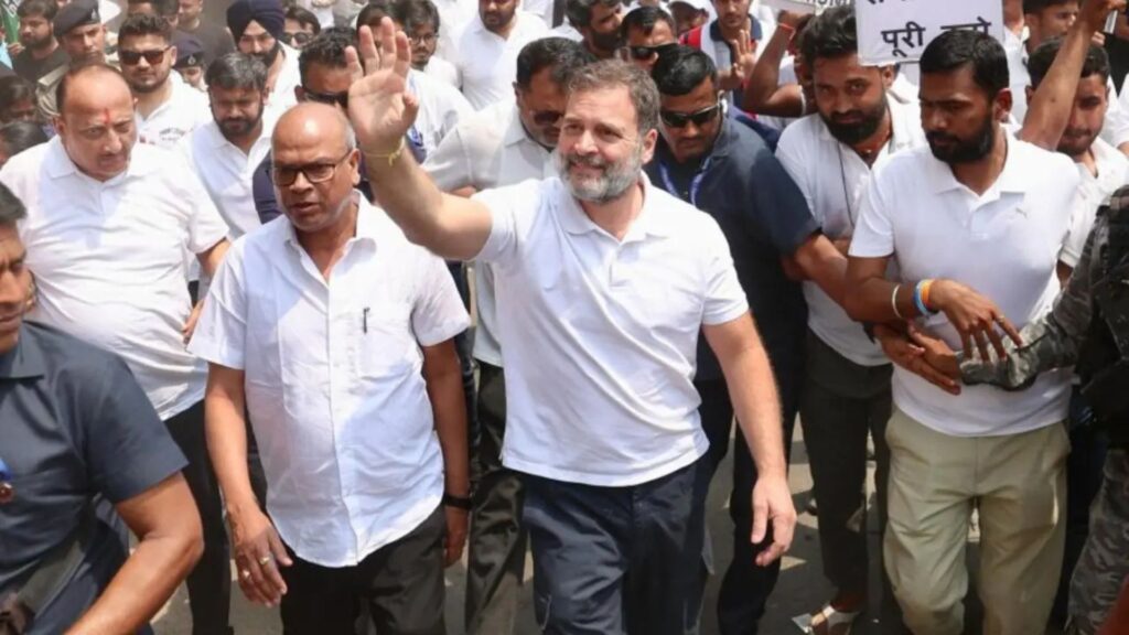 कश्मीर पहुंचे राहुल गांधी।