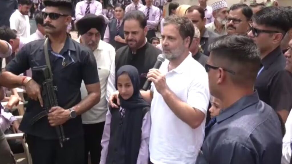 कश्मीर पहुंचे राहुल गांधी।