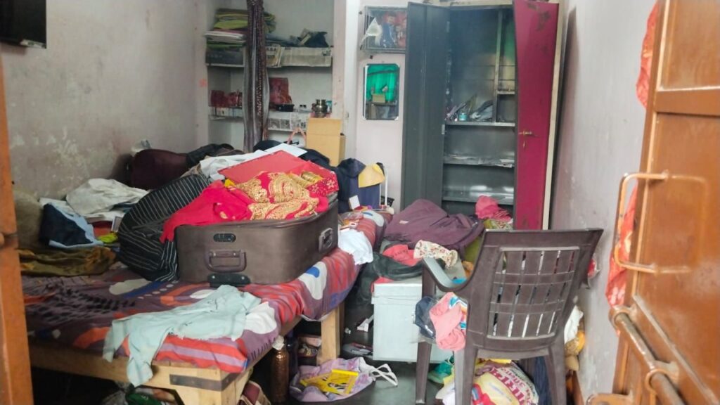 चोरी के बाद बिखरा पड़ा घर का सामान ( सोर्स - रिपोर्टर )