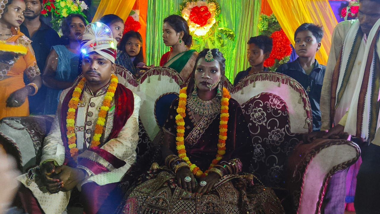 Sonbhadra Wedding News: विदाई के बाद दुल्हन प्रेमी संग फरार, पंचायत ने सुनाया 3 लाख जुर्माने का फैसला Sonbhadra Wedding News: विदाई के बाद दुल्हन प्रेमी संग फरार, पंचायत ने सुनाया 3 लाख जुर्माने का फैसला