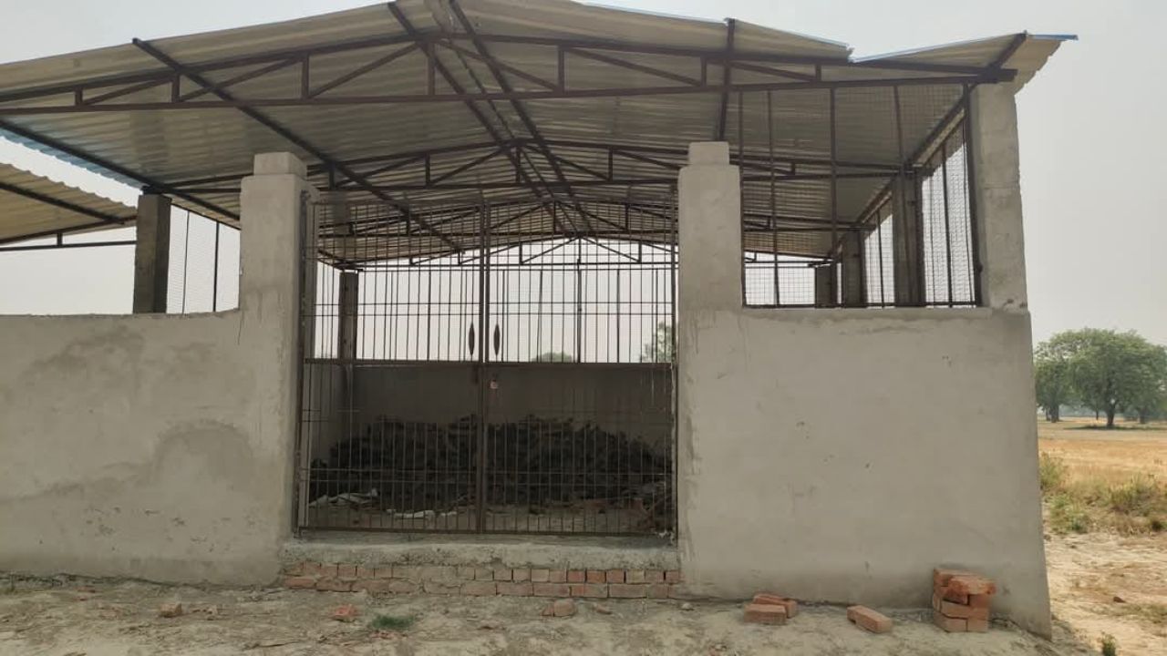 Hardoi News: कूड़ा निस्तारण के लिए बने आरआरसी सेंटर में ग्राम प्रधान ने भरे कंडे, निर्माण पूरा किए बिना ही निकाल लिया पैसा