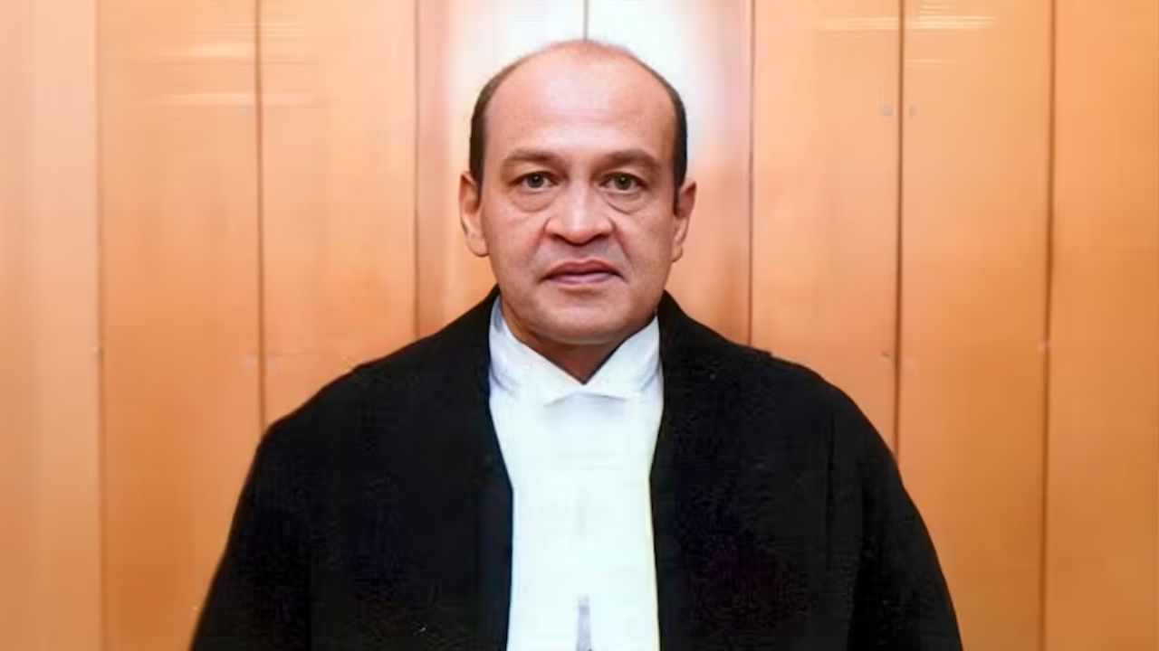 Justice Yashwant Varma Row: कैश कांड में फंसे जस्टिस यशवंत वर्मा के खिलाफ जांच रिपोर्ट सीजेआई को सौंपी गई Justice Yashwant Varma Row: कैश कांड में फंसे जस्टिस यशवंत वर्मा के खिलाफ जांच रिपोर्ट सीजेआई को सौंपी गई