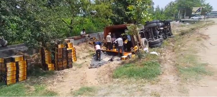 कंटेनर में लदी बीयर की कई कैन क्षतिग्रस्त