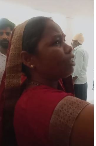 तहसील परिसर में हंगामा करती महिला ( सोर्स- रिपोर्टर )