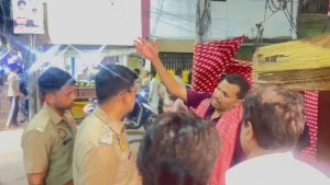 पुलिस पूछताछ करते हुए (सोर्स- रिपोर्टर)