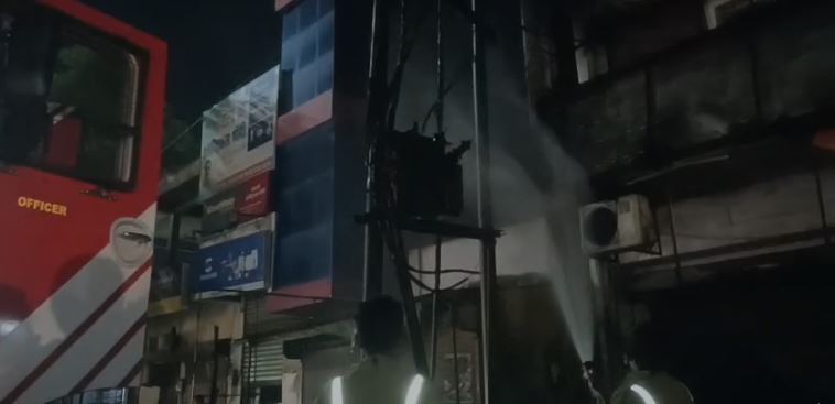 आग बुझाते हुए फायर ब्रिगेड ( सोर्स- रिपोर्टर )