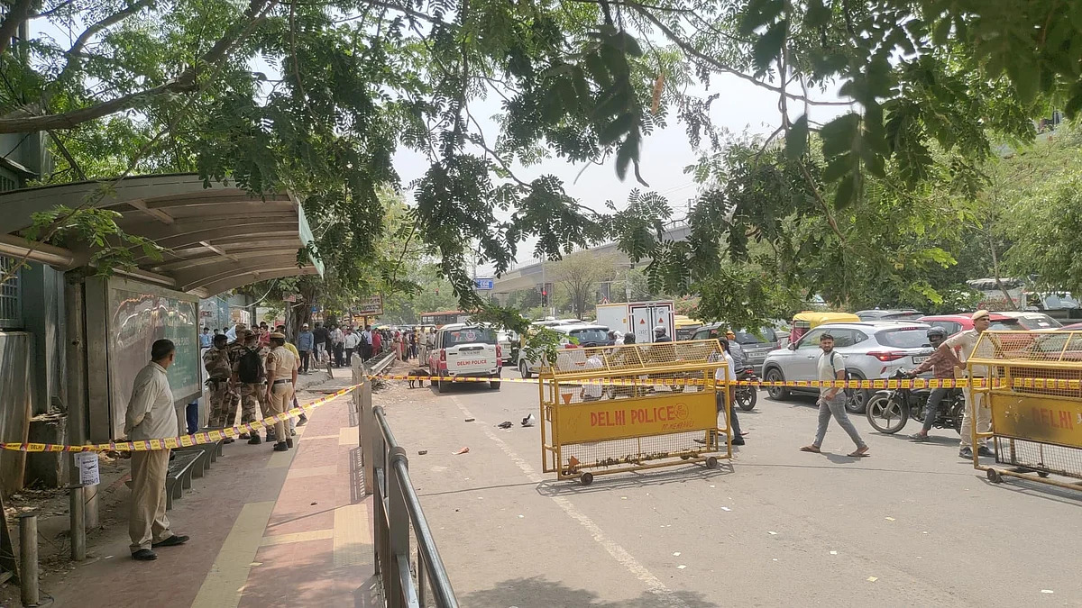 Crime In Delhi: दिल्ली के छतरपुर मेट्रो स्टेशन के पास 10 राउंड फायरिंग, अपराधियों का आतंक जारी