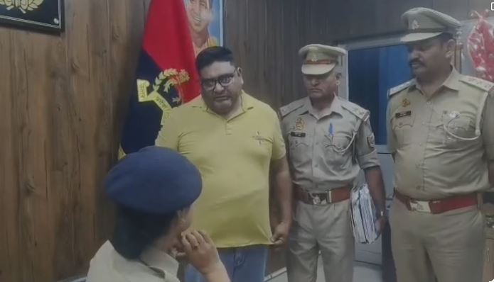 आरोपी से पूछताछ करती पुलिस अधीक्षक संभल ( सोर्स- रिपोर्टर )