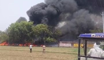गाजियाबाद की झुग्गियों में लगी भीषण आग, झोपड़ियां जलने से कई परिवार हुए बेघर गाजियाबाद की झुग्गियों में लगी भीषण आग, झोपड़ियां जलने से कई परिवार हुए बेघर