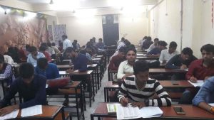 छात्र-छात्रा पढ़ते हुए