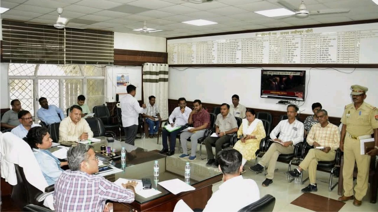 Lakhimpur Kheri News: डीएम-एसपी ने ली सड़क सुरक्षा बैठक, ओवरस्पीडिंग और अतिक्रमण पर अभियान के निर्देश
