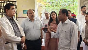 नोडल अधिकारी निरीक्षण करते हुए (सोर्स- रिपोर्टर)