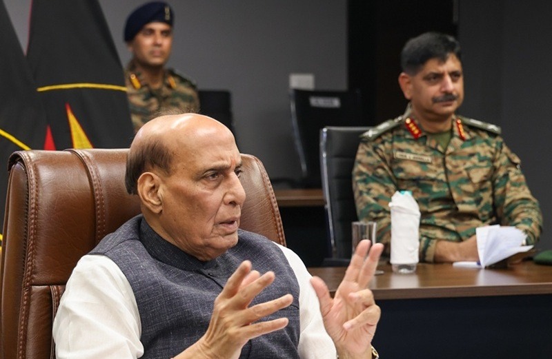 राजनाथ सिंह आज फिर करेंगे सीडीएस और तीनों सेना प्रमुखों के साथ मीटिंग, पढ़िए भारत-पाकिस्तान युद्ध से जुड़े 12 घंटे में 5 बड़े अपडेट राजनाथ सिंह आज फिर करेंगे सीडीएस और तीनों सेना प्रमुखों के साथ मीटिंग, पढ़िए भारत-पाकिस्तान युद्ध से जुड़े 12 घंटे में 5 बड़े अपडेट