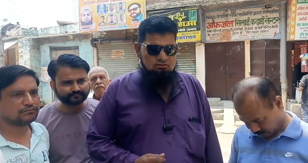 युवा प्रदेश मंत्री शाह आलम मंसूरी ( बीच में )