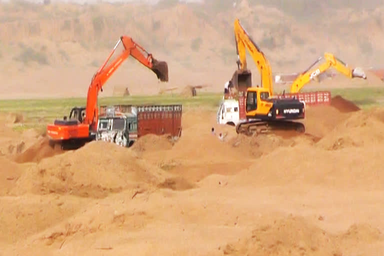 Hamirpur News: अवैध खनन पर सरकार ने लगाया रोक, खान निरीक्षक का तबादला, जानें पूरा मामला