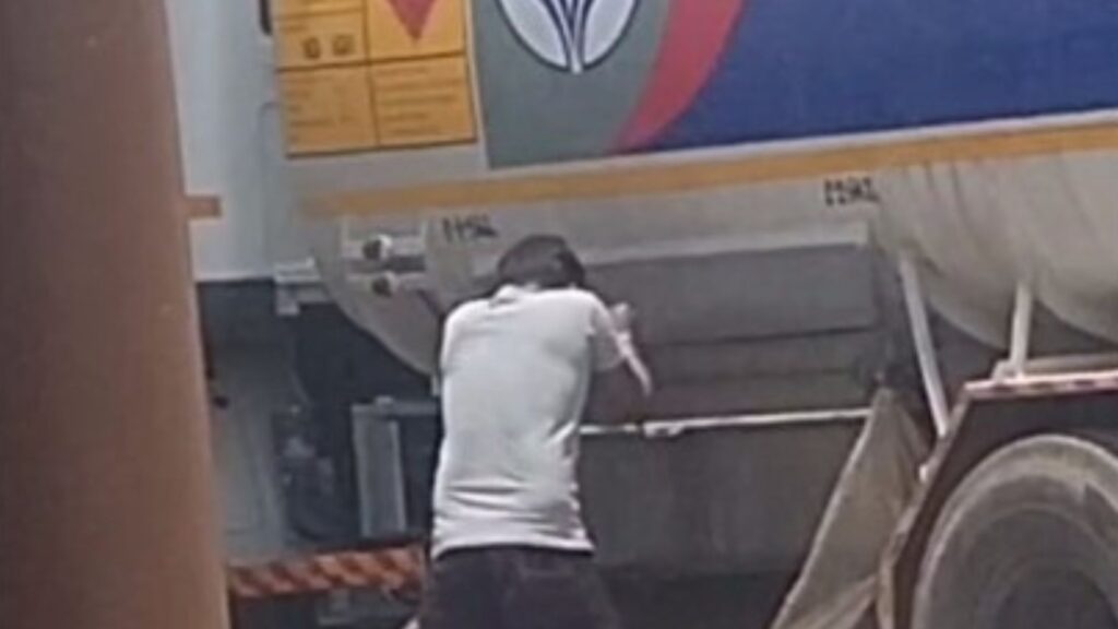 Oil theft from diesel tanker in sonbhadra