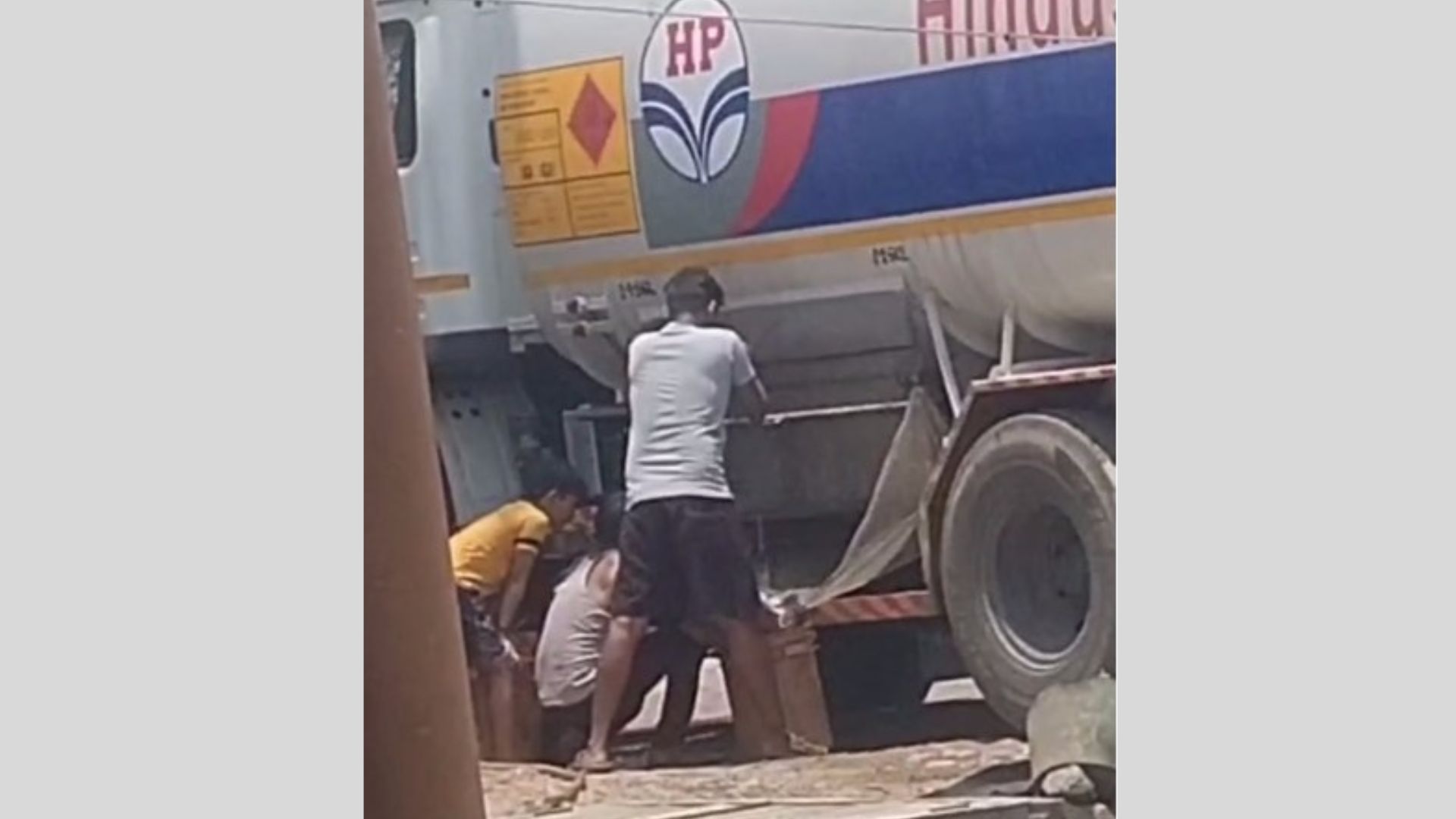 Sonbhadra News: डीजल टैंकर से तेल चोरी का वीडियो वायरल, प्रशासन में हड़कंप, जांच में जुटी पुलिस