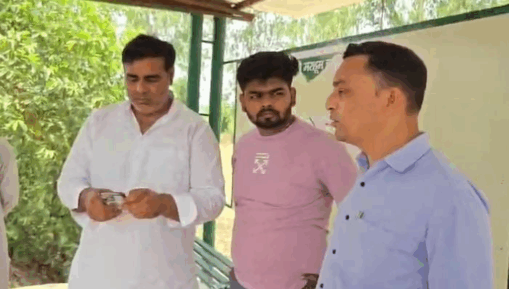 सपा विधायक हाजी मोहम्मद फहीम इरफान ( बांये से पहला )