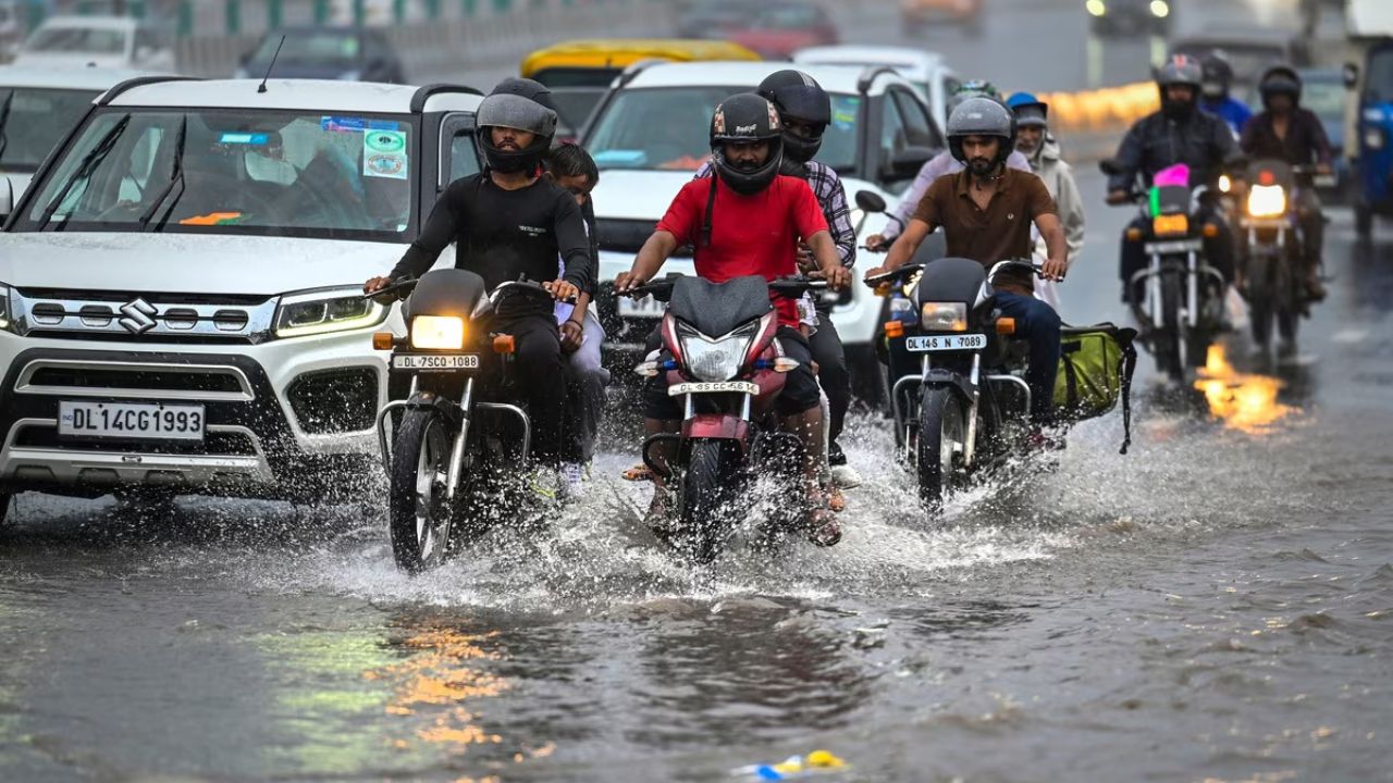Weather Update: समय से पहले आए मानसून ने बदला मौसम का मिजाज, कई राज्यों में भारी बारिश का अलर्ट