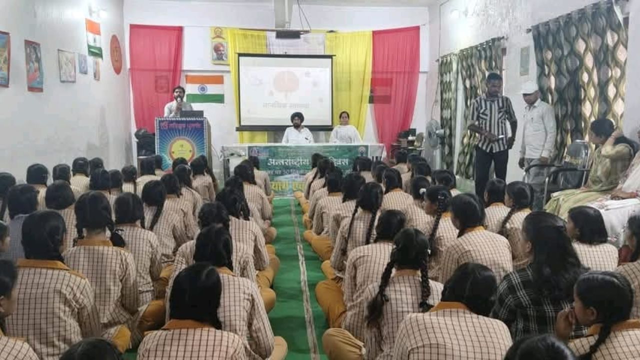 Lakhimpur Kheri: GNVS कन्या इंटर कॉलेज में खास कार्यक्रम, योग के प्रति किया जागरूक