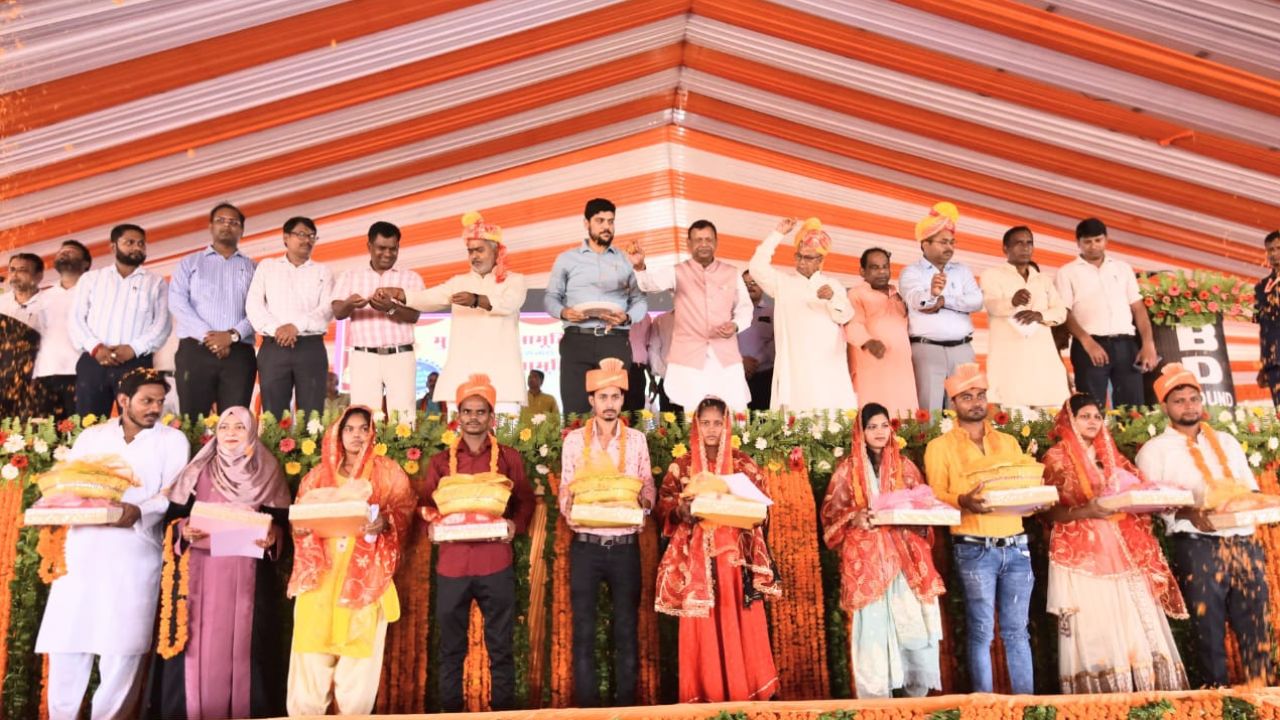 महराजगंज: मुख्यमंत्री सामूहिक विवाह योजना के तहत महराजगंज में 337 जोड़ों ने रचाई शादी, लोगों ने दी शुभकामनाएं