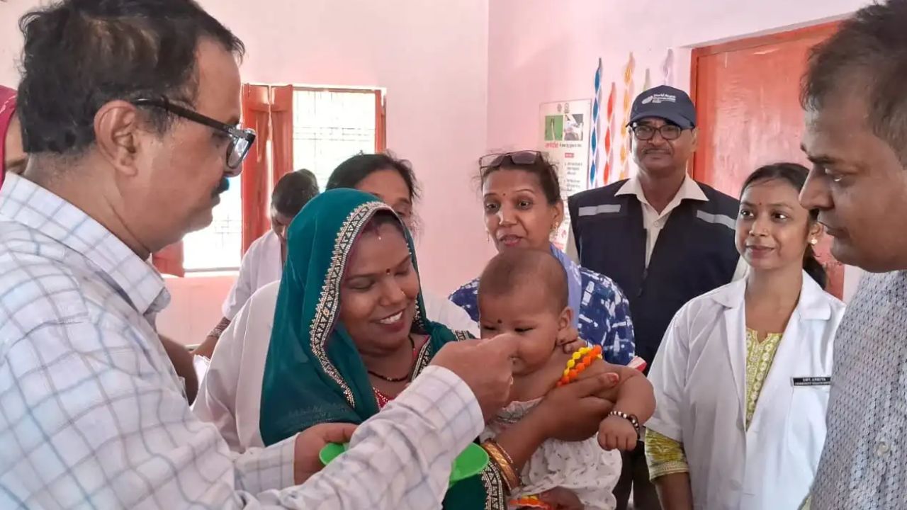 गोरखपुर: गर्भवती को पोषण पोटली, बच्चों को अन्नप्राशन,  गोरखपुर में सीएमओ ने दिया ये खास संदेश