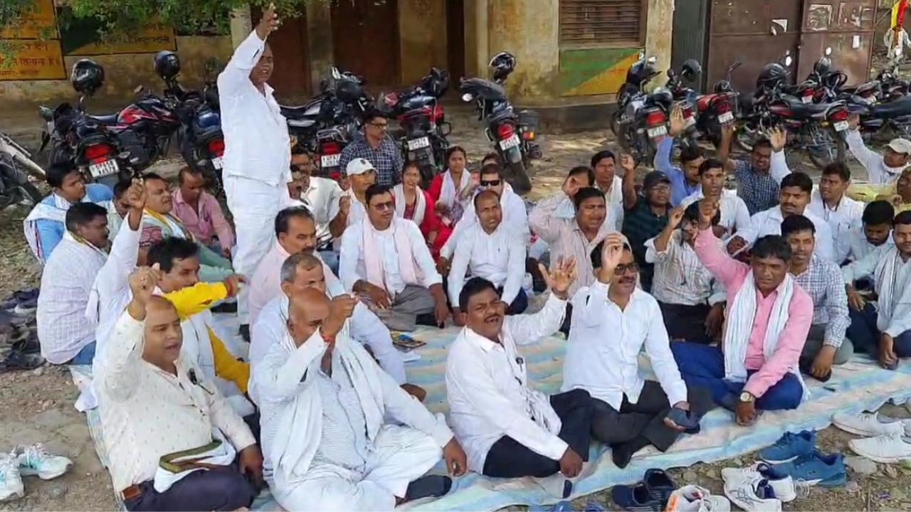 Chandauli News: सिंचाई विभाग में पद खत्म करने पर भड़के कर्मचारी, सरकार को दी ये चेतावनी