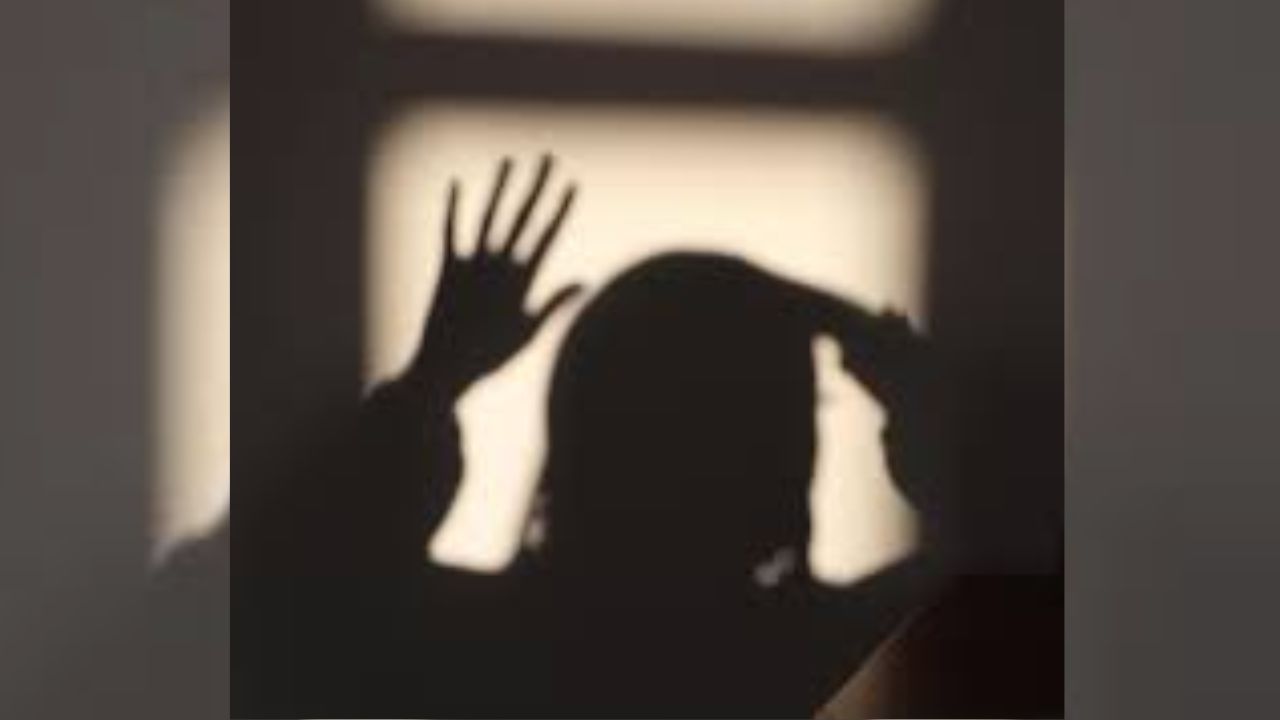 Meerut Crime: जिसने सुरक्षा देनी थी, उसी ने तोड़ा भरोसा! मेरठ में महिला पर सिपाही का कहर Meerut Crime: जिसने सुरक्षा देनी थी, उसी ने तोड़ा भरोसा! मेरठ में महिला पर सिपाही का कहर