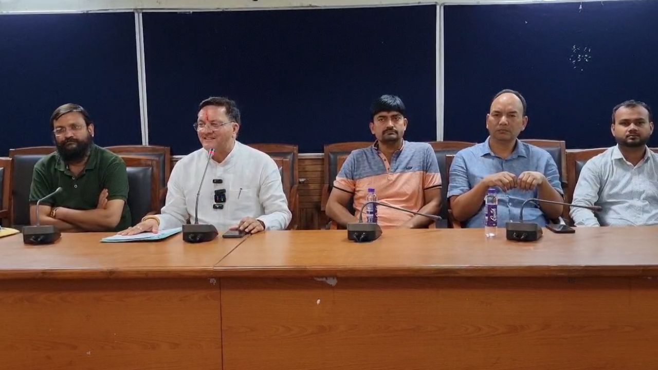 हल्द्वानी में वेंडरों को पहचान दिलाने के लिए नगर निगम की पहल, प्रशस्ति पत्र बांटकर लगाया वेंडिंग बोर्ड